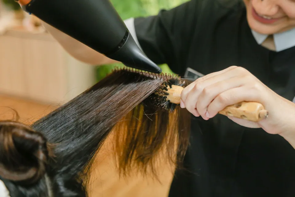 Bộ cọ trang điểm trên bàn gỗ